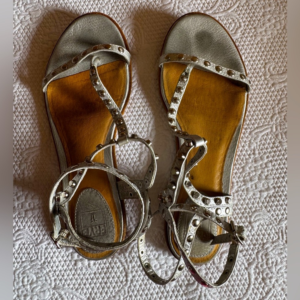 Frye Sandals Mary T Strap Studded Ivory Leather Womens Size 8M Thong Flat